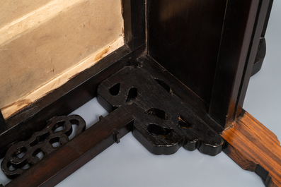 Een grote Chinese famille rose plaquette in een houten tafel, Republiek, 20e eeuw