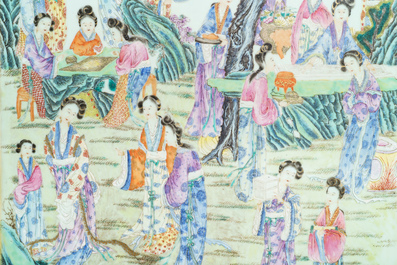 Een grote Chinese famille rose plaquette in een houten tafel, Republiek, 20e eeuw