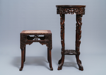 Deux socles en bois sculpt&eacute; mont&eacute;s de plaques en marbre, Chine, 19/20&egrave;me