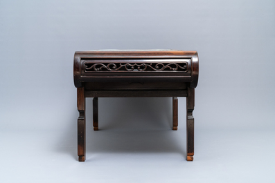 Een grote Chinese famille rose plaquette in een houten tafel, Republiek, 20e eeuw