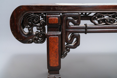 Een grote Chinese famille rose plaquette in een houten tafel, Republiek, 20e eeuw