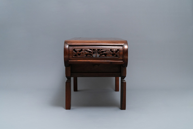 Een lage Chinese afgeronde langwerpige tafel, 19/20e eeuw