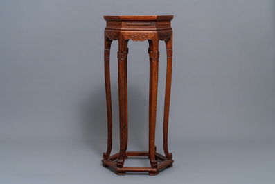A Chinese wooden stand with marble top, 19/20th C.