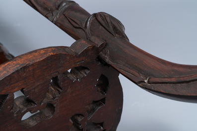 Deux socles en bois sculpt&eacute; mont&eacute;s de plaques en marbre, Chine, 19/20&egrave;me