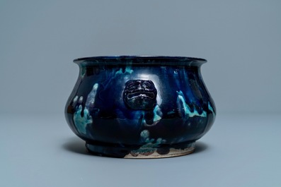Een Chinese wierookbrander met turkoois en aubergine spatdecor, Kangxi