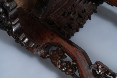 Deux socles en bois sculpt&eacute; mont&eacute;s de plaques en marbre, Chine, 19/20&egrave;me