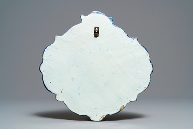 Een polychrome Delftse plaquette met 'De Kruisiging', 18e eeuw