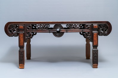 Een grote Chinese famille rose plaquette in een houten tafel, Republiek, 20e eeuw