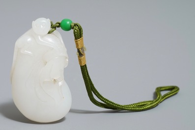 Un pendentif en jade blanc figurant un singe sur une pochette, Qing