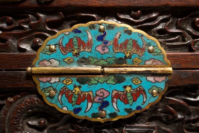 Une bo&icirc;te en bois de zitan aux montures en &eacute;maux cloisonn&eacute;s et anses en bronze dor&eacute;, Qing