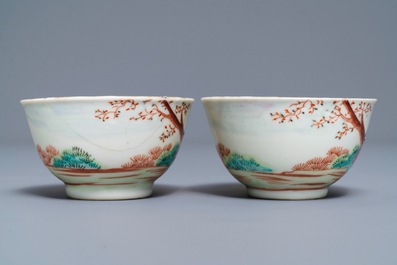 Een paar Chinese famille rose koppen en schotels met Europees decor, Qianlong