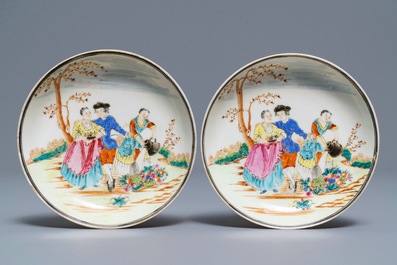 Een paar Chinese famille rose koppen en schotels met Europees decor, Qianlong