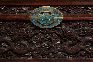 Une bo&icirc;te en bois de zitan aux montures en &eacute;maux cloisonn&eacute;s et anses en bronze dor&eacute;, Qing