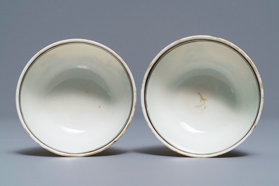 Een paar Chinese famille rose koppen en schotels met Europees decor, Qianlong