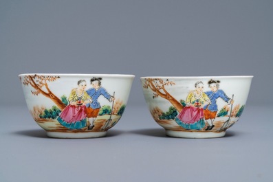 Une paire de tasses et soucoupes en porcelaine de Chine famille rose &agrave; d&eacute;cor europ&eacute;en, Qianlong