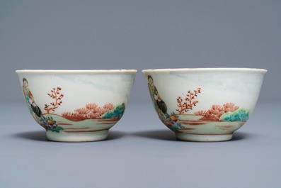 Een paar Chinese famille rose koppen en schotels met Europees decor, Qianlong