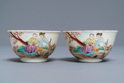 Een paar Chinese famille rose koppen en schotels met Europees decor, Qianlong