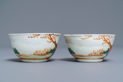 Une paire de tasses et soucoupes en porcelaine de Chine famille rose &agrave; d&eacute;cor europ&eacute;en, Qianlong