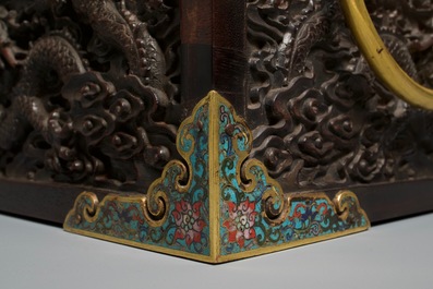 Une bo&icirc;te en bois de zitan aux montures en &eacute;maux cloisonn&eacute;s et anses en bronze dor&eacute;, Qing