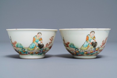 Een paar Chinese famille rose koppen en schotels met Europees decor, Qianlong