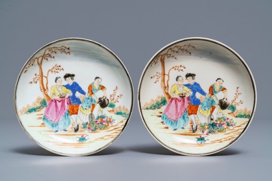 Une paire de tasses et soucoupes en porcelaine de Chine famille rose &agrave; d&eacute;cor europ&eacute;en, Qianlong