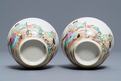 Een paar Chinese famille rose koppen en schotels met Europees decor, Qianlong