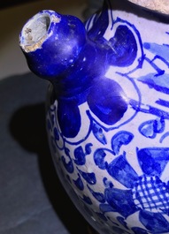 Een blauw-witte Antwerpse majolica siroopkan, gedateerd 1609