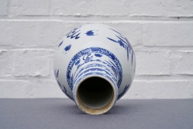 Een Chinese blauw-witte flesvormige vaas, Kangxi merk, 19e eeuw