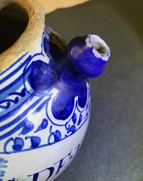 Een blauw-witte Antwerpse majolica siroopkan, gedateerd 1609