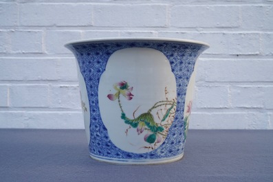 Een Chinese famille rose jardini&egrave;re op onderschotel met floraal decor, Guangxu merk, Republiek, 20e eeuw