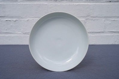 Een keizerlijke Chinese monochroom witte stem cup, Qianlong merk en periode