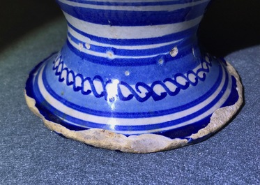 Een blauw-witte Antwerpse majolica siroopkan, gedateerd 1609