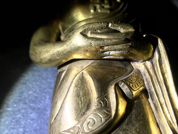 Une figure de Bouddha debout en bronze dor&eacute;, Chine, Qianlong