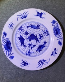 Quatre assiettes en porcelaine de Chine bleu et blanc, marque et &eacute;poque de Kangxi