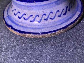 Een blauw-witte Antwerpse majolica siroopkan, gedateerd 1549