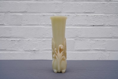 Un rhyton en jade jaune sculpt&eacute;, Chine, 19/20&egrave;me