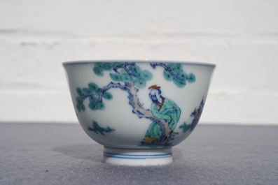 Een Chinese doucai kom met figuren in een landschap, Kangxi merk, 19/20e eeuw