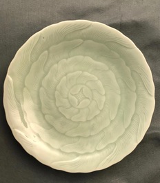 Een Chinees celadon bord in chrysantvorm, Qianlong merk en periode