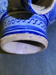 Een blauw-witte Antwerpse majolica siroopkan, gedateerd 1549