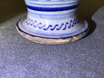 Een blauw-witte Antwerpse majolica siroopkan, gedateerd 1549