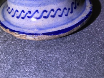 Een blauw-witte Antwerpse majolica siroopkan, gedateerd 1549