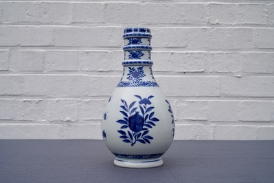 Een Chinese blauw-witte flesvormige vaas, Kangxi merk, 19e eeuw