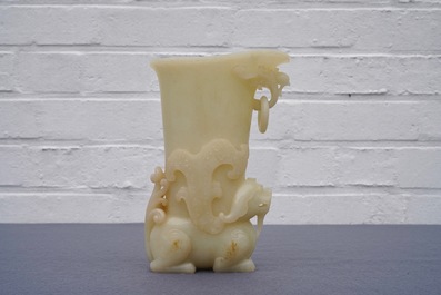 Un rhyton en jade jaune sculpt&eacute;, Chine, 19/20&egrave;me