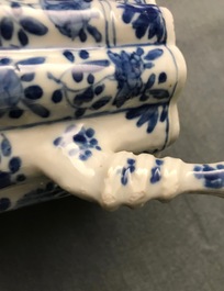 Een Chinese blauw-witte bamboevormige theepot met deksel, Kangxi