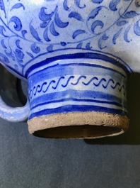 Een blauw-witte Antwerpse majolica siroopkan, gedateerd 1549