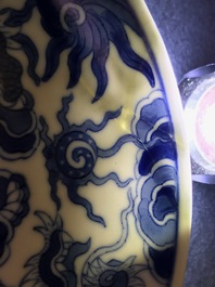 Drie Chinese blauw-witte 'Bleu de Hue' borden voor de Vietnamese markt, 19e eeuw