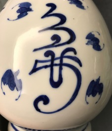 Een Chinese blauw-witte flesvormige vaas, Kangxi merk, 19e eeuw
