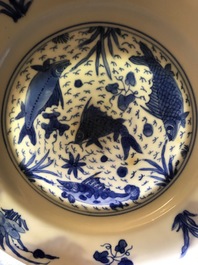 Quatre assiettes en porcelaine de Chine bleu et blanc, marque et &eacute;poque de Kangxi