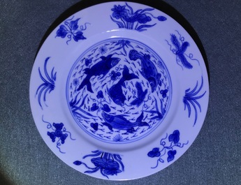 Quatre assiettes en porcelaine de Chine bleu et blanc, marque et &eacute;poque de Kangxi