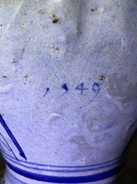 Een blauw-witte Antwerpse majolica siroopkan, gedateerd 1549